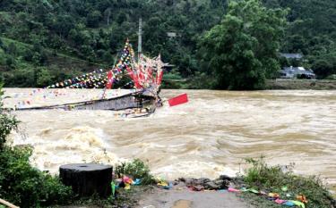 Two temporary bridges in Phong Du Thuong commune of Van Yen district were swept away by floods caused by long heavy rains in early this March.