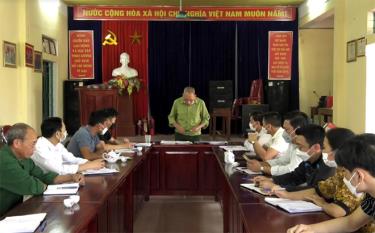 Bí thư Chi bộ thôn Tiền Phong, xã Giới Phiên, thành phố Yên Bái Phùng Xuân Thành điều hành thảo luận tại buổi sinh hoạt Chi bộ.