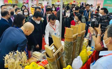 Delegates visit a booth displaying products of Yen Bai province.
