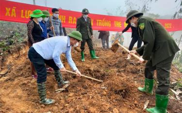 Lãnh đạo huyện Trấn Yên và xã Lương Thịnh tham gia “Ngày thứ Bảy cùng dân” ra quân trồng tre Bát độ tại thôn Đồng Bằng.