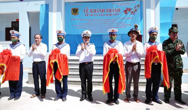 Các đồng chí lãnh đạo tỉnh Yên Bái cùng Đoàn công tác số 4 cắt băng khánh thành bệnh xá trên đảo Sinh Tồn.