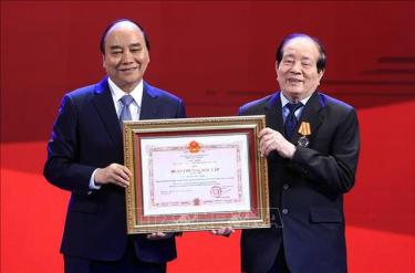 Chủ tịch nước Nguyễn Xuân Phúc trao tặng Huân chương Độc lập hạng Nhì cho Nhà thơ Hữu Thỉnh