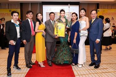 Các thành viên trong gia đình cũng đến tham dự đầy đủ để chúc mừng và chia vui cùng với Hoa hậu doanh nhân Huỳnh Như Mai.