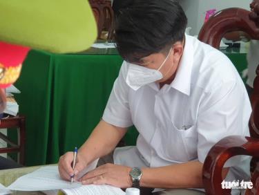 Ông Nguyễn Văn Lành - cựu giám đốc CDC Hậu Giang - ký vào biên bản khám xét