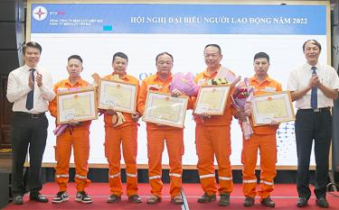 Đại diện lãnh đạo Tổng Công ty Điện lực miền Bắc và lãnh đạo Công ty Điện lực Yên Bái tặng giấy khen cho những cá nhân đạt danh hiệu “Công nhân lao động giỏi” năm 2022.