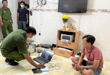 Công an khám xét nhà Trần Văn Quí tại phường Vĩnh Mỹ, TP Châu Đốc, tỉnh An Giang.