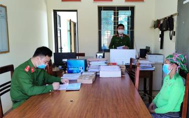 Công an xã Hồng Ca, huyện Trấn Yên hướng dẫn người dân thực hiện Luật Cư trú.
