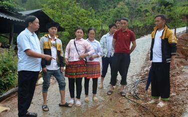 Lãnh đạo xã Xà Hồ trao đổi với người dân thôn Sáng Pao về công tác chuẩn bị kiên cố đường giao thông.