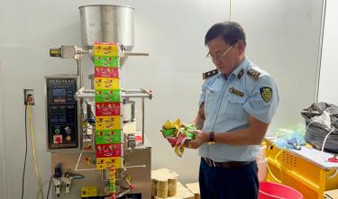 Lực lượng chức năng phát hiện kho chứa hàng tấn kẹo Trung Quốc giả mạo xuất xứ Nhật Bản.