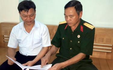 Cựu chiến binh Hoàng Xuân Ước trao đổi với Thường trực Hội CCB phường Hồng Hà về công tác Hội.