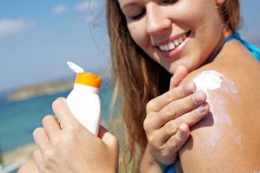 Để tránh các tác dụng phụ, nên lựa chọn kem chống nắng phù hợp với làn da của mình.