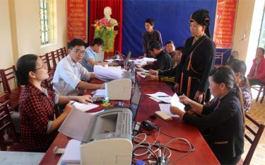 Hội viên Hội Nông dân huyện Văn Yên vay vốn qua các tổ chức ngân hàng để phát triển kinh tế.