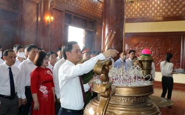 Đoàn đại biểu huyện Trấn Yên dâng hương báo công với Bác Hồ tại Khu di tích lịch sử - văn hóa cấp 1uốc gia Lễ đài sân vận động thành phố Yên Bái.