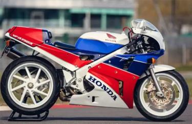 Siêu môtô Honda 30 năm tuổi “nguyên zin” được bán đấu giá hơn 1,8 tỷ đồng.