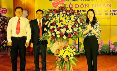 Đồng chí Lã Thị Liền - Phó Chủ tịch UBND huyện Văn Yên trao bằng xếp hạng Di tích Lịch sử văn hóa cấp tỉnh cho chính quyền xã Mậu Đông.