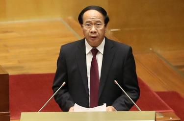 Phó Thủ tướng Lê Văn Thành báo cáo trước Quốc hội về tình hình kinh tế - xã hội.