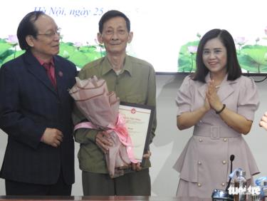 Cục trưởng Cục Văn hóa cơ sở Ninh Thị Thu Hương và trưởng ban giám khảo, NSND Lê Tiến Thọ trao giải nhất cho tác giả Đỗ Lan