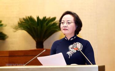 Bộ trưởng Bộ Nội vụ Phạm Thị Thanh Trà trình bày Tờ trình dự án Luật Thực hiện dân chủ ở cơ sở.