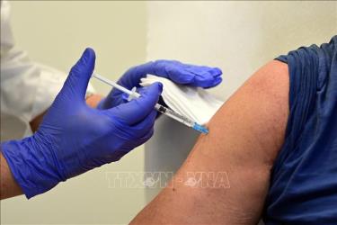 Nhân viên y tế tiêm vaccine ngừa COVID-19 cho người dân.