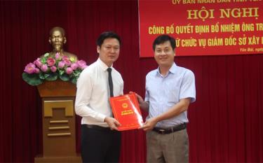 Đồng chí Ngô Hạnh Phúc - Phó Chủ tịch UBND tỉnh trao Quyết định bổ nhiệm chức vụ  Giám đốc Sở Xây dựng cho ông Trần Việt Quý.