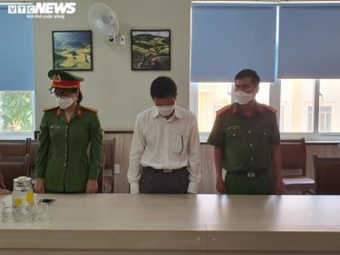Cơ quan điều tra đọc lệnh bắt tạm giam ông Trịnh Quang Trí.