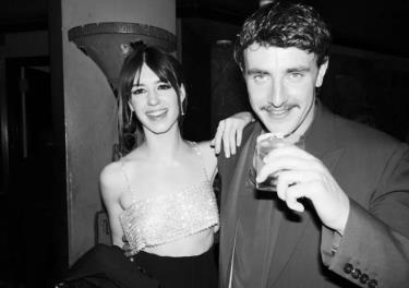 Daisy Edgar-Jones và bạn diễn của ‘Normal People’ là Paul Mescal đã cùng nhau chụp ảnh với nụ cười tươi trong bữa tiệc sau lễ trao giải Oscar 2022.