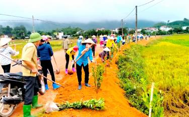 People in Dong Cuong commune in Van Yen district plant trees to beautify the landscape and environment.