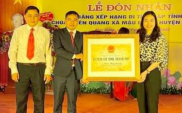 Đồng chí Lã Thị Liền - Phó Chủ tịch UBND huyện Văn Yên trao bằng xếp hạng Di tích Lịch sử văn hóa cấp tỉnh cho chính quyền xã Mậu Đông.