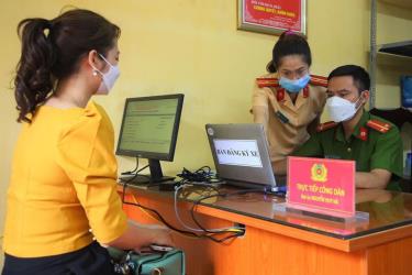 Người dân làm thủ tục đăng ký xe mô tô tại Công an xã Vĩnh Quỳnh, huyện Thanh Trì.