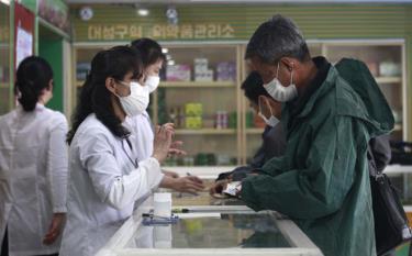 Cung cấp thuốc cho người dân, ngăn chặn sự lây lan của dịch bệnh ở Bình Nhưỡng, Triều Tiên, ngày 16/5.