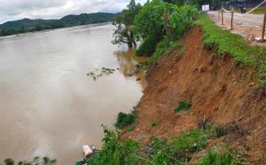 Trận mưa kéo dài những ngày qua đã làm sạt lở bờ sông ở xã Quy Mông, huyện Trấn Yên với chiều dài khoảng 30m. (Ảnh: Thanh Tiến - Trung tâm TTVH Trấn Yên)