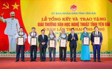 Secretary of the Provincial Party Committee Do Duc Duy and musician Do Hong Quan - Chairman of the National Committee of the Vietnam Union of Literary and Art Associations award A prizes to the winners.