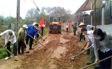 Nhân dân Tổ dân phố số 2, thị trấn Yên Bình san tạo mặt bằng chuẩn bị bê tông hóa đoạn đường dài 445 mét.