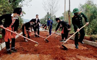 Nhân dân xã Phong Dụ Hạ chung sức làm đường bê tông nông thôn.