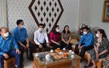 Các đồng chí lãnh đạo tỉnh, sở, ngành thăm hỏi chị Phạm Thị Tuyết (thứ 3 phải sang).