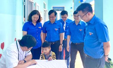 Leaders of the HCYU Central Committee and Yen Bai chapter visit a location which offers free health examination and medicine for residents of De Xu Phinh commune.