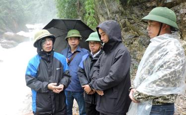 Ban Chỉ huy Phòng chống thiên tai và Tìm kiếm cứu nạn huyện Trạm Tấu  kiểm tra tình hình mưa lũ tại suối Hát, xã Hát Lừu.