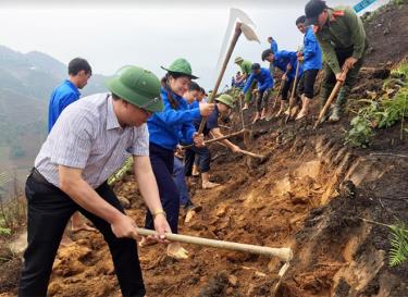 Đồng chí Nông Việt Yên - Bí thư Huyện ủy Mù Cang Chải (ngoài cùng) tham gia lao động ngày cuối tuần cùng dân.