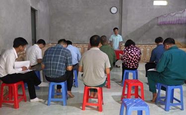 Chi bộ thôn Bùn Dạo, xã Lang Thíp đưa nội dung Chỉ thị 05 vào sinh hoạt Chi bộ.