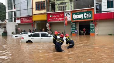Công an tỉnh Sơn La nỗ lực cứu hộ một chiếc xe con 