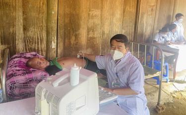 Bà con nhân dân bản Trống Là phấn khởi khi được các y, bác sĩ của Trung tâm Y tế huyện Mù Cang Chải trực tiếp thăm khám, kiểm tra sức khỏe và phát thuốc miễn phí.
