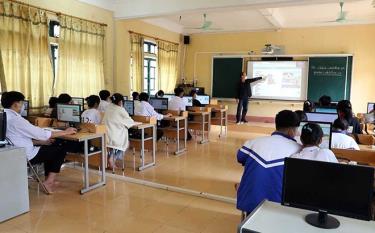 Trường Phổ thông Dân tộc Nội trú THCS huyện Văn Chấn ứng dụng công nghệ thông tin trong chương trình dạy học, từng bước nâng cao chất lượng giáo dục.