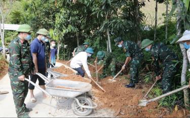 Các đồng chí lãnh đạo huyện Văn Yên và lực lượng vũ trang huyện tham gia “Ngày thứ Bảy cùng dân” tại xã Đại Sơn.