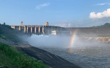 Nhà máy Thủy điện Tuyên Quang mở hai cửa xả đáy để đưa dung tích trữ nước về mức cho phép.