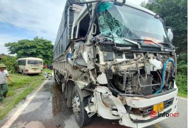 Hiện trường vụ tai nạn giữa xe khách và xe tải khiến 2 người nhập viện cấp cứu.