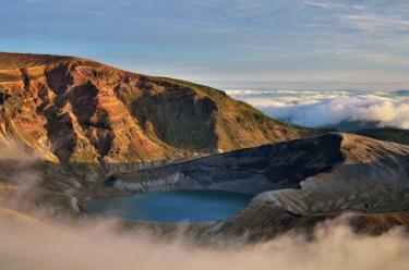 Hồ miệng núi lửa Okama thu hút với khả năng đổi màu nước. Ảnh: Tohokukanko.