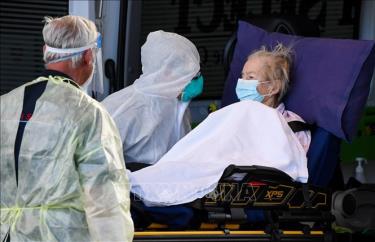 Nhân viên y tế chuyển bệnh nhân COVID-19 tới bệnh viện tại Epping, ngoại ô Melbourne, Australia. (Ảnh tư liệu)