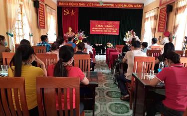 Một lớp học tiếng Anh giao tiếp do Hội Khuyến học tỉnh phối hợp tổ chức tại huyện Mù Cang Chải.