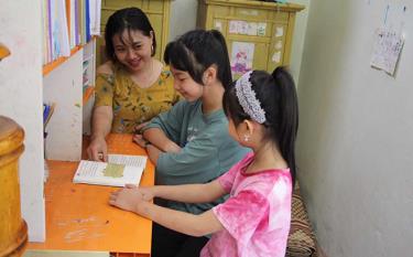 Chị Trịnh Thị Giang luôn dành thời gian kèm cặp các con học tập.