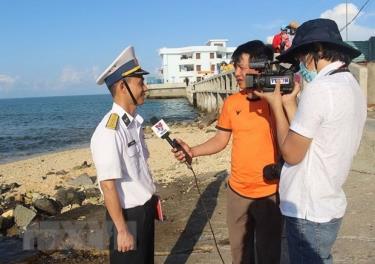 Phóng viên Thông tấn xã Việt Nam quay phỏng vấn trực tiếp cán bộ hải quân trực tiếp làm nhiệm vụ canh gác bảo vệ trên đảo Đá Thị, Trường Sa hồi tháng 4/2021.